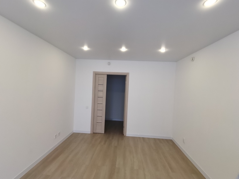 Продается 3 комнатная квартира   ул. Яшиной 2   , С РЕМОНТОМ в ЖК «ЛУГОМЕТРИЯ» , район Арбеково . Монолитно-каркасный 18 этажный дом . ДОМ СДАН.

Общая площадь 99,6м2. Жилая площадь 55,5м2. Кухня 16,2м2 . 
С/у раздельный . 

    Квартира с готовым ремонтом: обои под покраску, ламинат 33 класса, натя