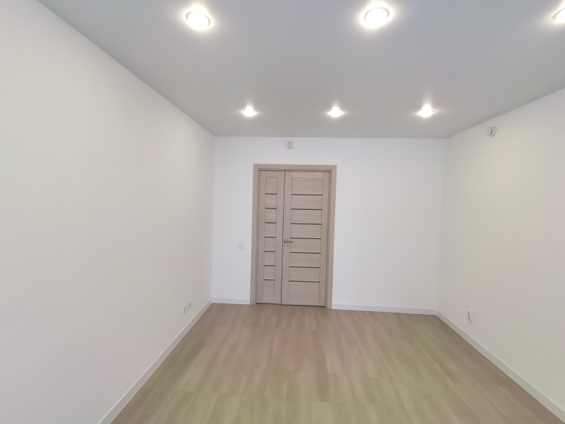 Продается 2 комнатная квартира , ул. Яшиной 4  , С РЕМОНТОМ в ЖК «ЛУГОМЕТРИЯ» , район Арбеково . Монолитно-каркасный 18 этажный дом , ДОМ СДАН .

Общая площадь 71,9м2. Жилая площадь 37,9м2. Кухня 17м2. С/у раздельный . 

    Квартира с готовым ремонтом: обои под покраску, ламинат 33 класса, натяжные