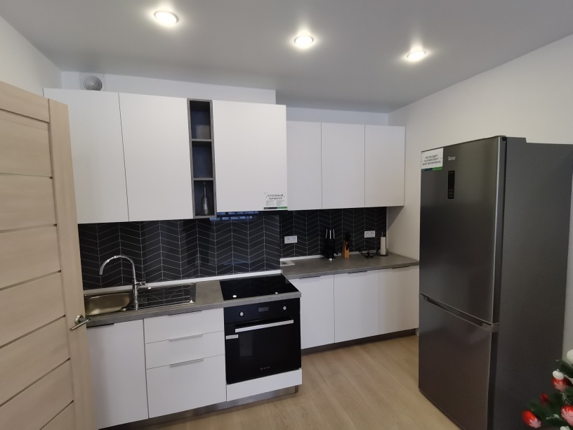 Продается 2 комнатная квартира ул. Яшиной 10  , С РЕМОНТОМ в ЖК «ЛУГОМЕТРИЯ» , район Арбеково . Монолитно-каркасный 18 этажный дом . ДОМ СДАН.

Общая площадь  47,3 кв.м., Жилая 32,8кв.м.. Кухня 4кв.м. Сан. узел совмещен.

Квартира с готовым ремонтом: обои под покраску, ламинат 33 класса, натяжные по