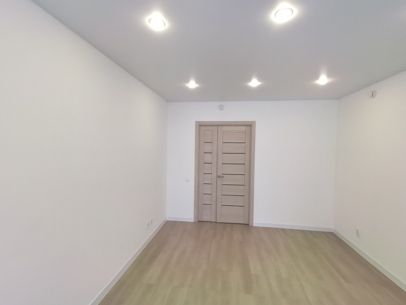 Продается 2 комнатная квартира ул. Яшиной 10  , С РЕМОНТОМ в ЖК «ЛУГОМЕТРИЯ» , район Арбеково . Монолитно-каркасный 18 этажный дом . ДОМ СДАН.

Общая площадь  47,5 кв.м., Жилая 26,6кв.м.. Кухня 9,5кв.м. Сан. узел совмещен.

Квартира с готовым ремонтом: обои под покраску, ламинат 33 класса, натяжные 