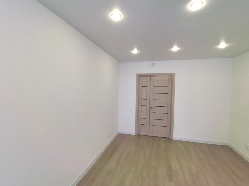 Продается 3 комнатная квартира С РЕМОНТОМ улица Генерала Глазунова 11 ,   в ЖК «Арбековская застава». , р-н Арбеково, ДОМ СДАН.
Квартира в 18 этажном панельном доме , класса энергоэффективности дома A +

Общая площадь 73,95 кв.м.,комнаты  15,87 / 14,35/12,59 кв.м.,кухня 10,48 кв.м, 2 сан. узла  
Ква