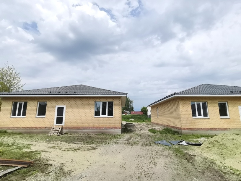 Продается Коттедж в пос. Победа по ул. Раздольная 8 Б .
Дом 1-на  этажный , полностью кирпичный ( пеноблоков нет ) , силикатный кирпич – утеплитель – фасадный кирпич .

Общая площадь 162,9 кв.м. , 3 комнаты  : 18,1 кв.м. , 21,6 кв.м. , 30.,1кв.м.  , кухня-гостиная  58,3 кв.м. , 2-а сан/узла 8,2 кв.м