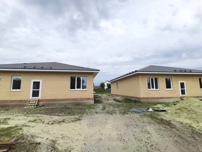 Продается Коттедж в пос. Победа по ул. Раздольная 8 Б .
Дом 1-на  этажный , полностью кирпичный ( пеноблоков нет ) , силикатный кирпич – утеплитель – фасадный кирпич .

Общая площадь 162,9 кв.м. , 3 комнаты  : 18,1 кв.м. , 21,6 кв.м. , 30.,1кв.м.  , кухня-гостиная  58,3 кв.м. , 2-а сан/узла 8,2 кв.м