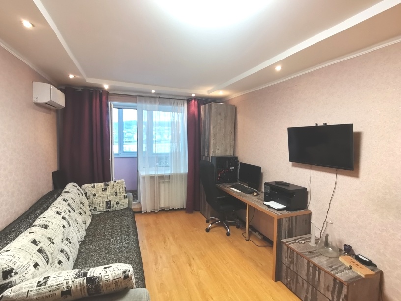 Продается 1 комнатная квартира по ул. Ладожская 150  . ЖК «Эко-Квартал» . С Евроремонтом .

 Квартира на 5эт./10 этажного кирпичного дома 2007 года постройки . 
Площадь общая 34,6 кв.м. + лоджия 6,6 кв.м с  внутренней отделкой , комната 18,3 кв.м. , кухня 7,2 кв.м.  ,  не угловая. 

Сделан ремонт из