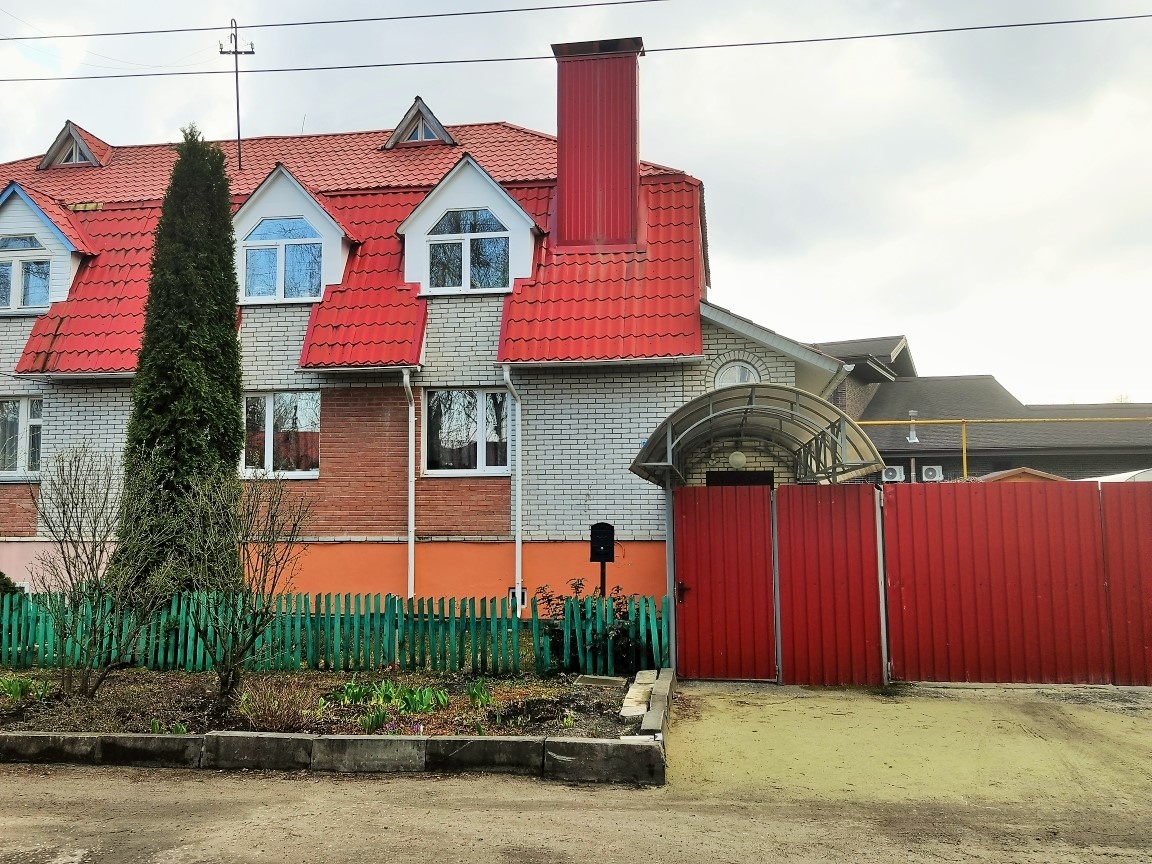Продается 4 комнатная квартира в Таунхаусе по ул. Тенистая 4  . Дом кирпичный . 2005 года постройки .

Общая площадь : 108,8 кв.м..
1 этаж : Кухня 10,5 кв.м. ; Комната-гостиная 22,3 кв.м. ; Холл 12,2 кв.м. ; Сан/узел 1,4 кв.м., Котельная 5,5 кв.м.; Лоджия 4,6 кв.м. . Высота потолка 2,7 м. 
2 этаж : 
