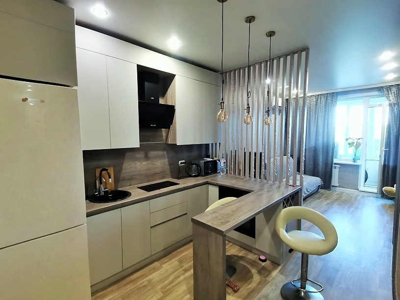 Продается Студия по пр. Победы 96Е . Дом монолитный , 2020 года постройки .

Общая площадь 26,3 кв.м. плюс лоджия 3 кв.м. ,кухня 6,24 кв.м , комната 14,32 кв.м. , лоджия застеклена .

Сделан евроремонт : стены и полы выровнены , потолки натяжные с точечным освещением , качественный линолеум , отличн