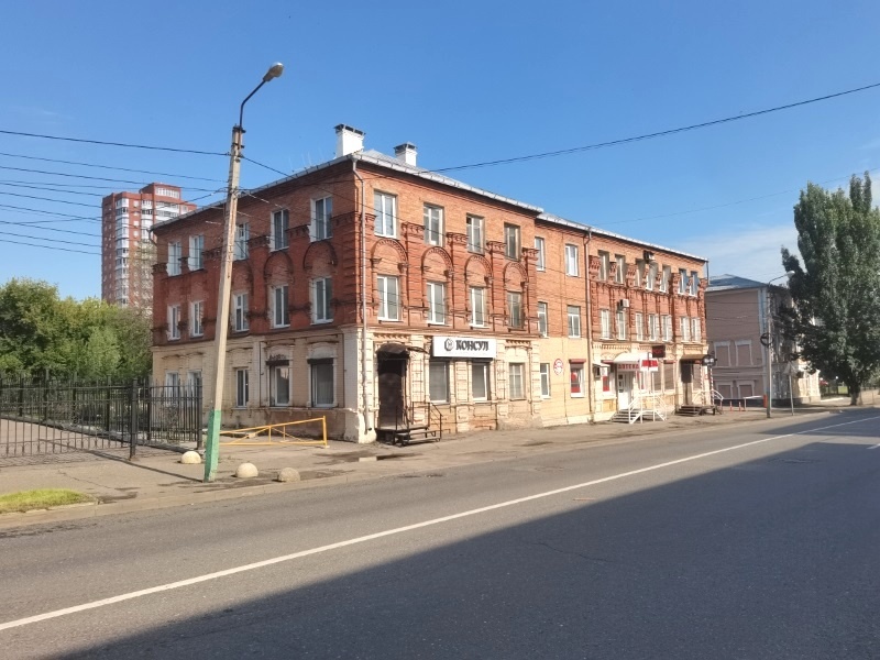 Продается 1 комнатная квартира по ул. Володарского 38/40  , в самом центре города . 

Квартира на 3 эт./3этажного кирпичного дома , крыша новая . 
Общая площадь 30,4 кв.м. , комната 14 кв.м., кухня 10,5 кв.м. , с/у  . 

Окна во двор , потолки 2,9 м , без балкона , перекрытия бетонные , перегородки к