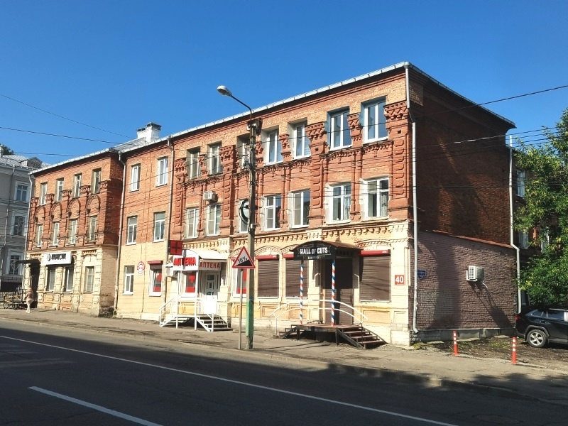 Продается 1 комнатная квартира по ул. Володарского 38/40  , в самом центре города . 

Квартира на 3 эт./3этажного кирпичного дома , крыша новая . 
Общая площадь 30,4 кв.м. , комната 14 кв.м., кухня 10,5 кв.м. , с/у  . 

Окна во двор , потолки 2,9 м , без балкона , перекрытия бетонные , перегородки к