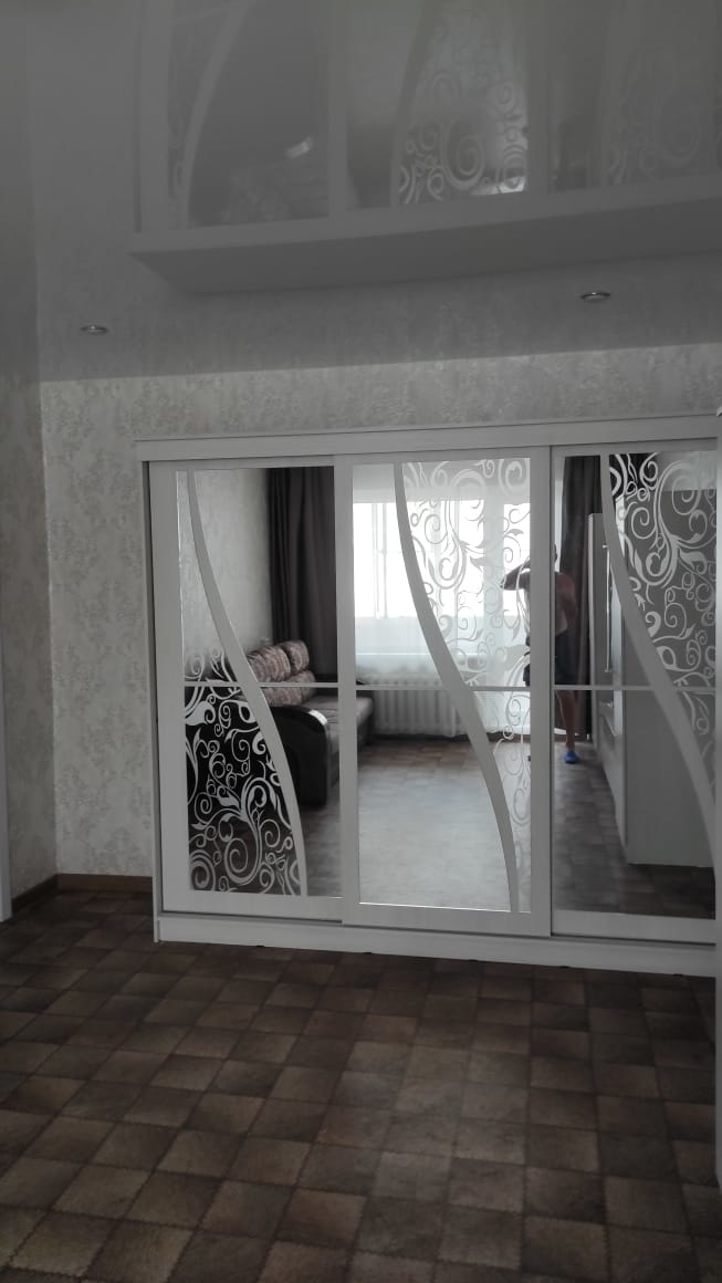 Сдается 1 комнатная квартира по ул. Ивановская 143 , на длительный срок .


Квартира на 8 этаже /10 эт. панельного дома , 2005 года постройки .
Общая площадь 37,4 кв.м. , комната 18 кв.м. , кухня 9 кв.м. , с/у совмещен-кафель , лоджия застеклена пласт , утеплена и отделана .


В квартире ремонт и вс