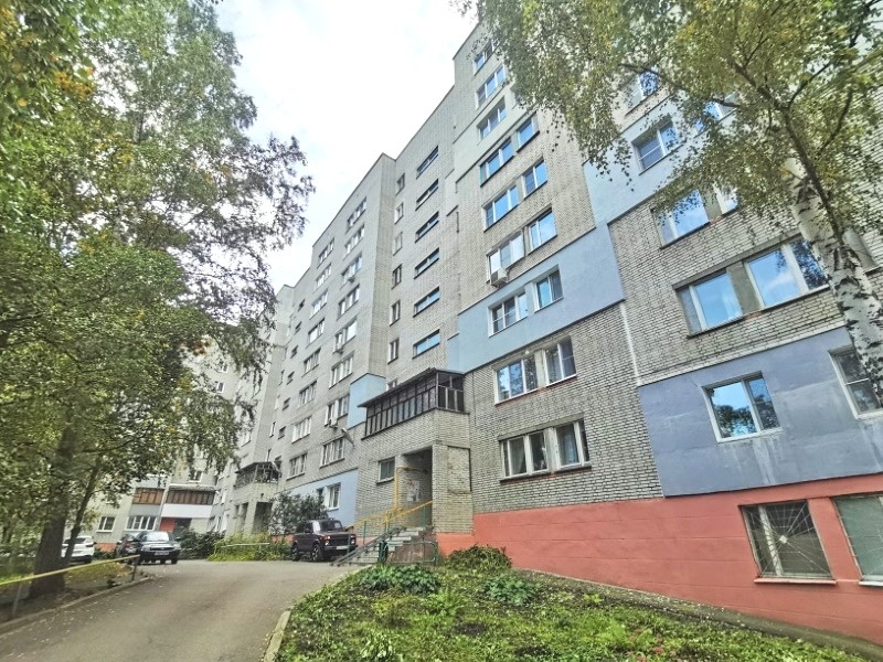 Продается 2 комнатная квартира по пр. Победы 111   , около «Самолета» . ЕВРОРЕМОНТ . 
Квартира на 9этаже/9эт. кирпичного дома ( 1982 г.) , есть технический этаж , крыша отремонтирована и поддерживается в отличном состоянии ТСЖ . 

Общая площадь 48,8 кв.м.+ лоджия 2,8 кв.м – застеклена пласт . Жилая 