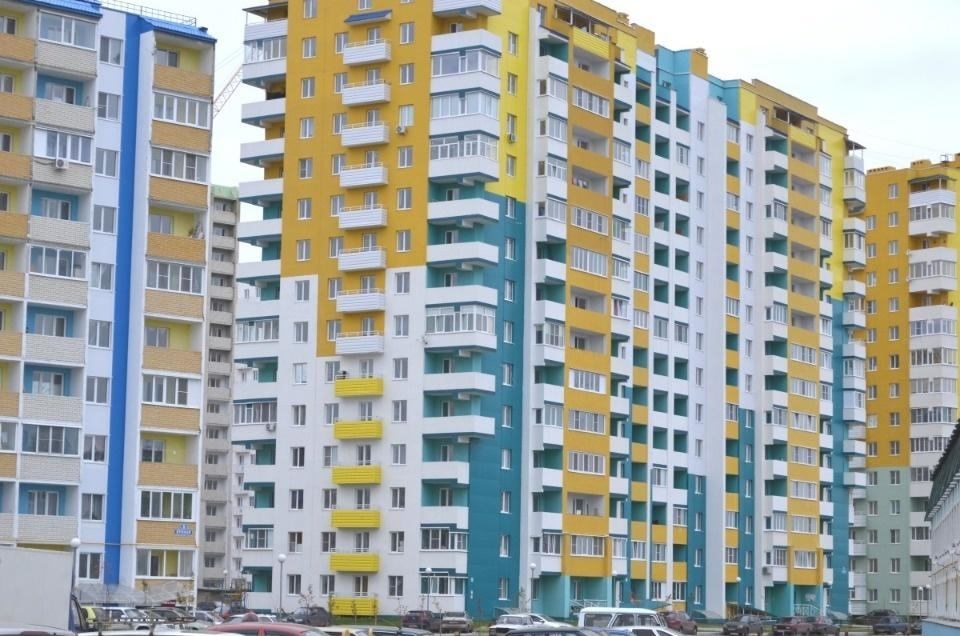 Продается 1 комнатная квартира по ул. Лунная 3  , в ЖК Спутник» . 
Дом кирпичный , 2012 г. постройки . 

 Общая площадь 37,5 кв.м . плюс лоджия 7 кв.м., Комната 15,4 кв.м. . Кухня 8,8 кв.м. . С/у совмещен .Просторный коридор 9,6 кв.м. 

В квартире косметический ремонт : все окна пластиковые , на по