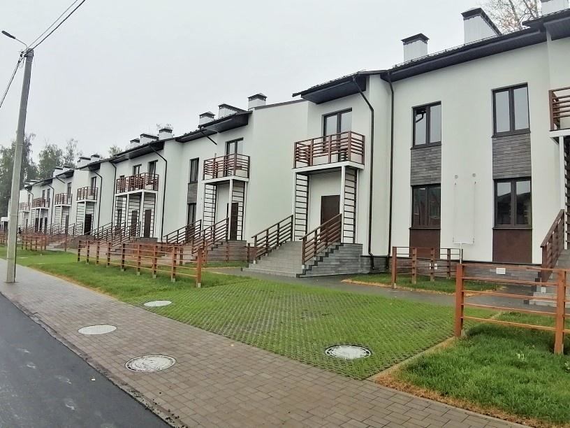 Продаются Таунхаусы, 3-й проезд  Достоевского 18 , в ЖК «Лайм Парк» .Дома Сданы.

Общая площадь : 91,1 кв.м.. 
1 этаж : Кухня гостиная  25,9 кв.м. с выходом на участок , сан/узел , прихожая 10,3 кв.м.
2 этаж : Две Спальни 14,5 кв.и 10,7 кв.м  с балконами , сан/узел 7,7 кв.м.
Подвальное помещение : в