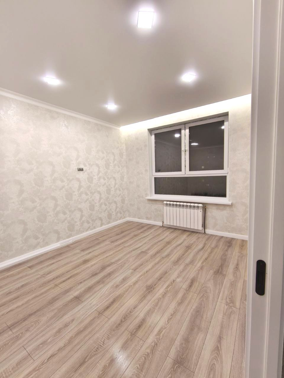 Продается 1 комнатная квартира по ул. Бутузова 5 , С РЕМОНТОМ  , в ЖК «Арбековский Парк» .
Дом 18 этажный , монолитно-кирпичный. СДАН в 2025 году .

Квартира на 7 этаже . Общая площадь 37 кв.м. , комната 13,99 кв.м., кухня 13,07 кв.м. С/у совмещен , лоджия 3,96 кв.м..
В квартире СДЕЛАН ПОЛНЫЙ РЕМОНТ