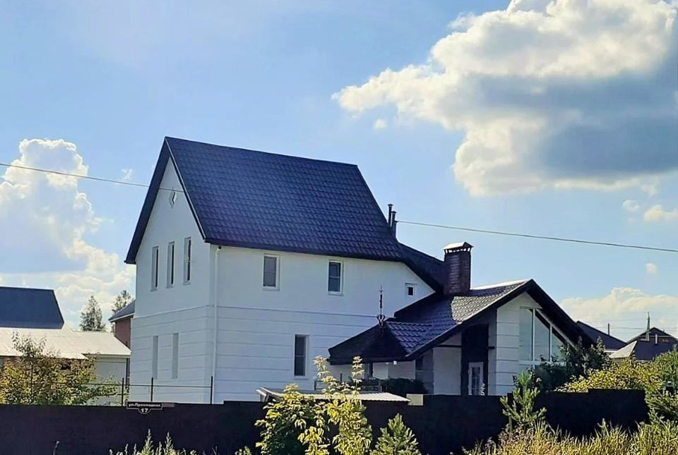 Продается Коттедж по ул. Прохладная 17 , с отличным ремонтом и мебелью , 2010 года постройки .

Общая площадь 178.5  кв.м.  , жилая площадь 63 кв.м. .
1 этаж: веранда с большим витражным окном, котельная со стеллажи, кухня-гостиная, сан.узел совмещенный.
2 этаж: холл с большим окном и 3 отдельные ко