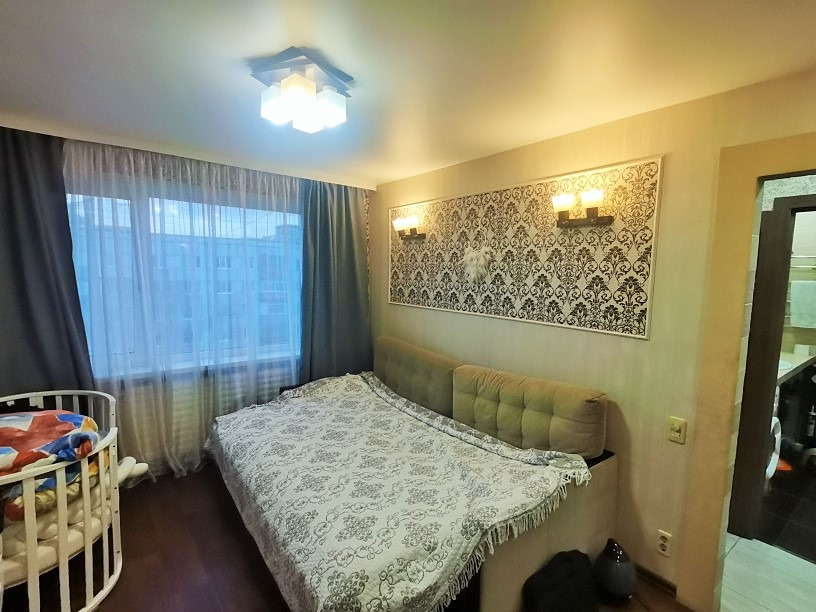 Продается 1 комнатная квартира по пр. Строителей 72  ,за ТЦ «Лето» .

Квартира на 9 этаже/9эт. панельного дома ,есть технический этаж , крыша в идеальном состоянии .
Общая площадь 34,8 кв.м. плюс балкон 2,6 кв.м. , комната 18,1 кв.м. , кухня 6,7 кв.м..

В квартире сделан ремонт из качественных матер