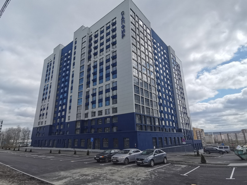 Продается 3 комнатная квартира  в ЖК «Сапфир» , ул. 65летия Победы 14 .
17-этажный монолитный дом . ДОМ СДАН.

Общая площадь 70,74 кв.м. , жилая площадь 41.88 кв.м., кухня-гостиная 14.12 кв. м.

Черновая отделка .

Жилой комплекс «Сапфир» представляет собой комплексную застройку, состоящую из моноли