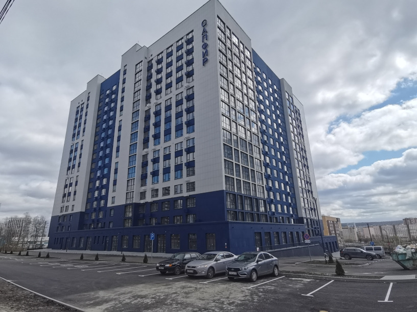 Продается 2 комнатная квартира  в ЖК «Сапфир» , ул. 65летия Победы 14 .
17-этажный монолитный дом . ДОМ СДАН.

Общая площадь 56.32 кв.м. , жилая площадь 27.64 кв.м., кухня 12.93 кв. м. , лоджия 3.33 кв.м.

Черновая отделка .

Жилой комплекс «Сапфир» представляет собой комплексную застройку, состоящу