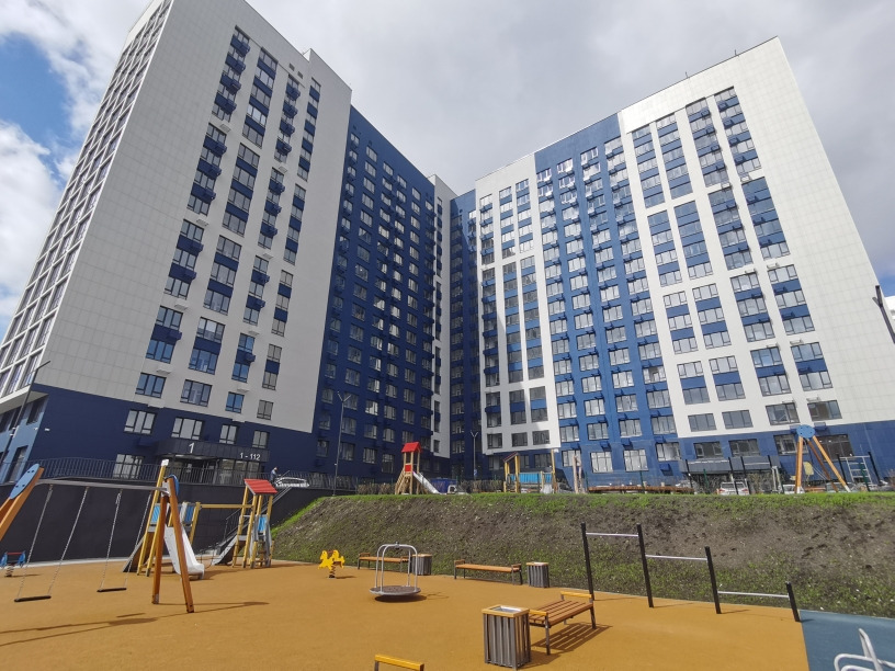 Продается 2 комнатная квартира  в ЖК «Сапфир» , ул. 65летия Победы 14 .
17-этажный монолитный дом . ДОМ СДАН.

Общая площадь 65.46 кв.м. , жилая площадь 28.11 кв.м., кухня-гостиная 18.9 кв. м. , лоджия 3.78 кв.м.

Черновая отделка .

Жилой комплекс «Сапфир» представляет собой комплексную застройку, 