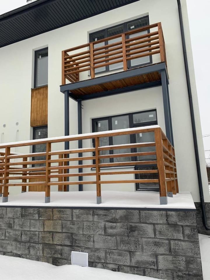 Продаются Квартиры в Таунхаусах, ул. Измайлова 131 , в ЖК «Лайм Парк» .Дома Сданы.

Общая площадь : 100,9 кв.м.. 
1 этаж : Кухня гостиная  25,8 кв.м. с выходом на участок , сан/узел , прихожая 11,1 кв.м.
2 этаж : Две Спальни 14 кв.и 11,8 кв.м  с балконами , сан/узел 
Подвальное помещение : высота по