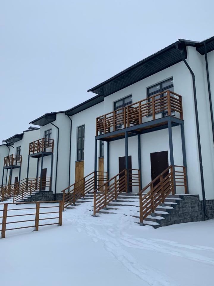 Продается Квартира в Таунхаусе, ул. Измайлова 131 , в ЖК «Лайм Парк» .Дом Сдан.

Общая площадь : 83 кв.м.. 
1 этаж : Кухня гостиная  22,1 кв.м. с выходом на участок , сан/узел , прихожая 11 кв.м.
2 этаж : Две Спальни 12,2 кв.и 10,5 кв.м  с балконами , сан/узел 
Подвальное помещение : высота потолка 