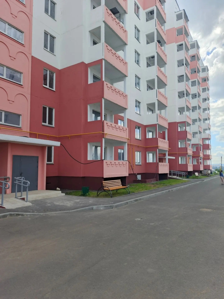 Продается 2 комнатная квартира по адресу: 3-й проезд Можайского 20 .
Жилой комплекс «Сияние Севера» . 

Общая площадь 53,01 м2  . Жилая площадь 33,05м2. Кухня 8,01 м2.
С/у раздельный .  Этаж 6 /10-этажного панельного дома 2026 года постройки

Квартира улучшенной планировки и правильной формой комнат