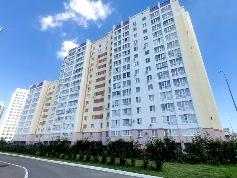 Продается 3 комнатная квартира по ул. Ново-Казанская 6 Г  с Евроремонтом .
Дом 2020 года постройки , кирпичный . Квартира на 4 этаже , не угловая .

Общая площадь 71,8 кв.м. плюс просторная  лоджия . 
Три раздельных комнаты 11,4 кв.м. , 13 кв.м. и 20 кв.м. . Кухня 14 кв.м..

Стены и полы выровнены .