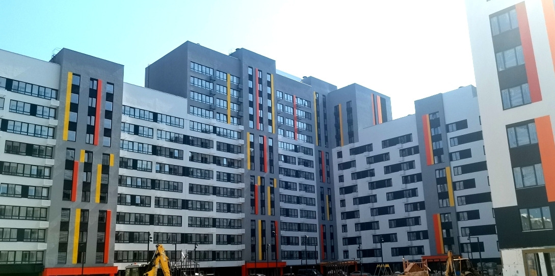 Продается 2 комнатная квартира евро-формата  ул. Натальи Лавровой 19 , в ЖК «Новый Семейный» .
Дом кирпичный 14 этажный комфорт-класса , ДОМ СДАН .

Общая площадь 54,57 кв.м..  Спальня 12,96 кв.м.. Кухня-гостиная 23,82 кв.м.. Лоджия 3,02 кв.м.
Чистовая отделка : стяжка , шпаклевка , штукатурка .

Вс