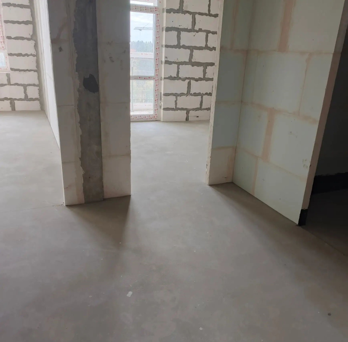 Продается 1 комнатная квартира по ул. Кордон Студеный 48 , в ЖК «Акварель» .
Жилой комплекс «Акварель» . 17-этажный монолитно-кирпичный дом 2026 года .

Общая площадь 43,33 кв.м.. Комната 14,83 кв.м.. Кухня 10,82 кв.м. . Лоджия застеклена 4,32 кв.м.

В квартире :
Пластиковое остекление окон и лоджии